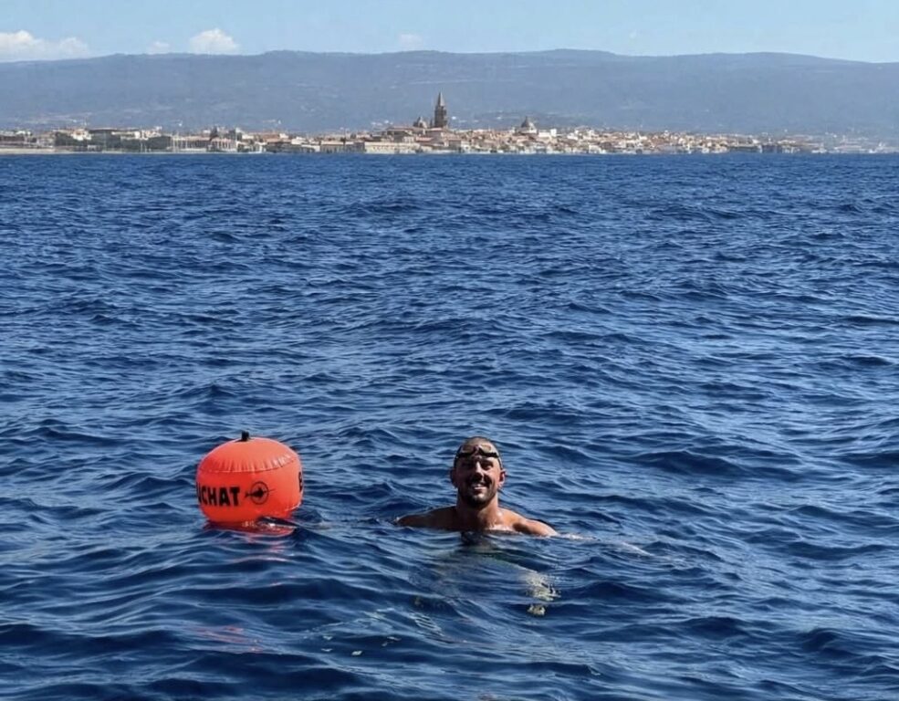 LUCA DA PRATO SFIDA IL MARE DELLA SARDEGNA DOPO IL TITOLO MONDIALE IN ACQUE LIBERE: NUOTATA DEL CAMPIONE PARALIMPICO PER MIGLIA E MIGLIA OLTRE LA RIVIERA DEL CORALLO E SALUTO AL VELIERO ROYAL CLIPPER CHE NAVIGAVA IN MARE APERTO